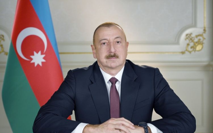 Президент Ильхам Алиев наградил группу государственных служащих