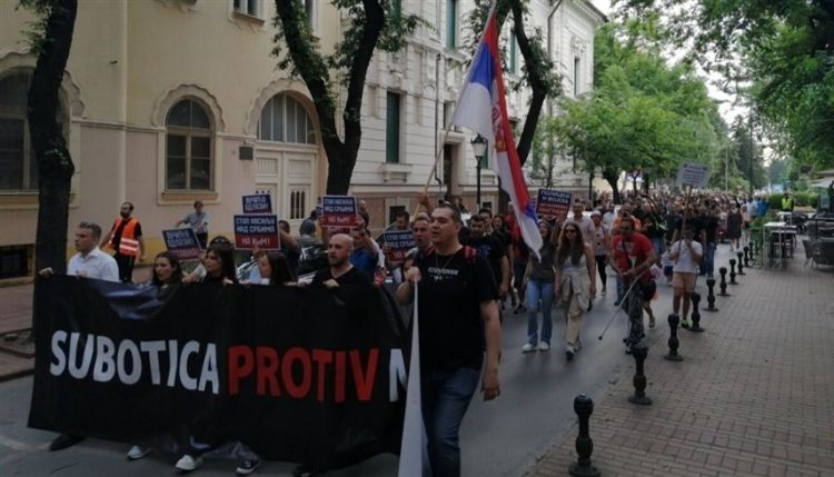 الآلاف يحتجون في صربيا ضد الحكومة والعنف