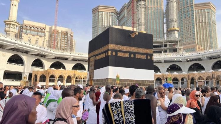 Huge crowds circle Kaaba in Saudi Arabia as Muslim hajj begins