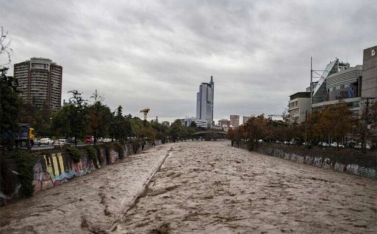 По меньшей мере два человека погибли в результате наводнений в Чили