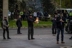 السويد تسمح لرجل بحرق المصحف قرب مسجد في ستوكهولم
