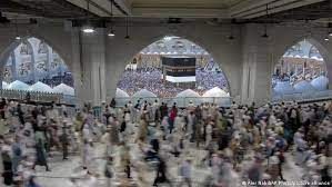 الآلاف يغادرون مكة مع انتهاء موسم حج حار وخال من الحوادث