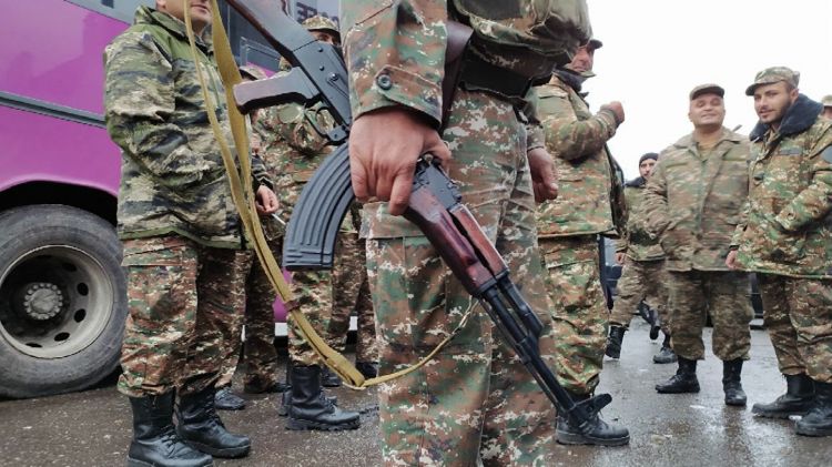 Separatçılar sülhməramlıların müşayiəti ilə silah DAŞIYIRLAR