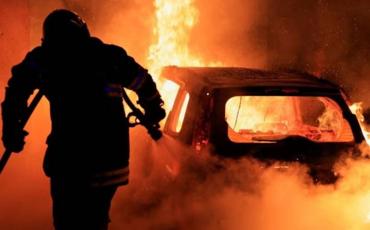 МВД Франции: Во время тушения подожженных автомобилей погиб пожарник