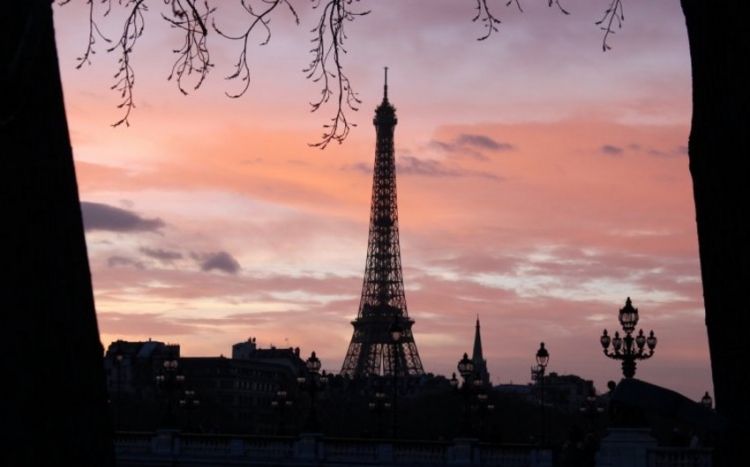 Почти 73 тыс. жителей Парижа и пригородов остались без света из-за аварии на подстанции