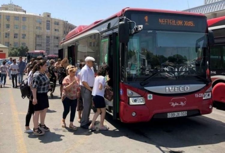 Paytaxtda 168 marşrut avtobusu GECİKİR