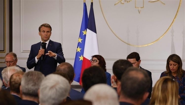 الرئاسة الفرنسية تدرس حظر مواقع التواصل الإجتماعي