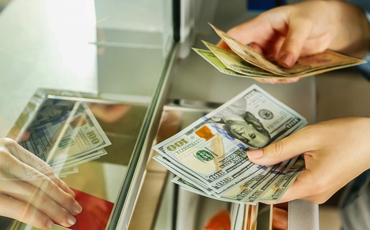 Azerbaijani parliament approves bill on setting upper limit of currency exchange operations in third reading