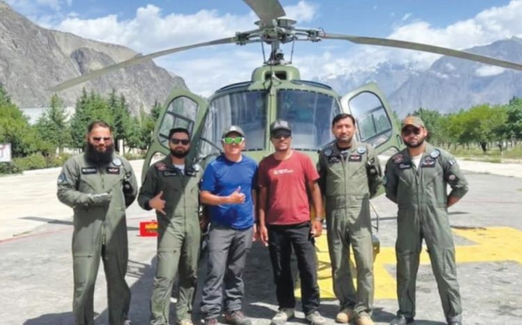 В Пакистане азербайджанский альпинист спас учителя, застрявшего на высоте 7500 метров