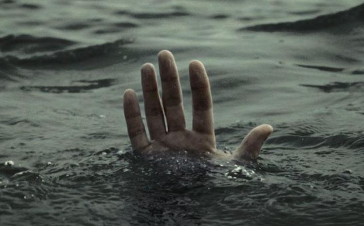 В Баку спасатели МЧС спасли тонувших в море 5 человек
