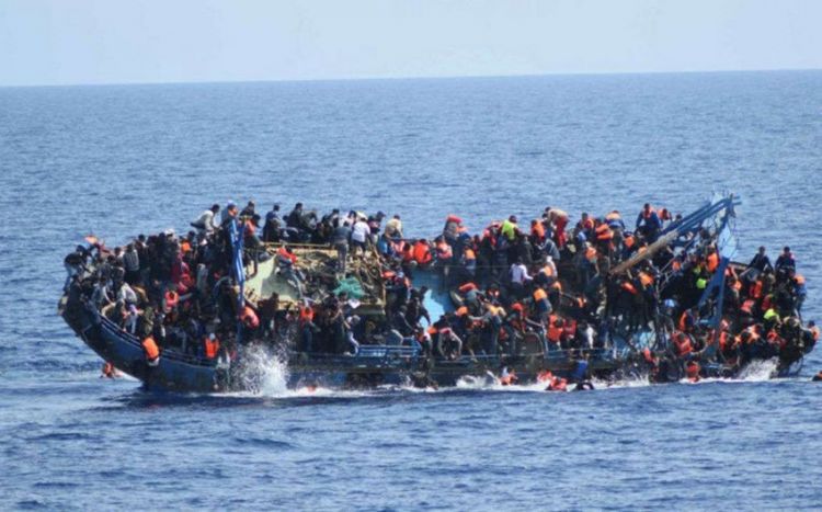 Испанские спасатели перехватили лодку с почти сотней нелегалов из Африки