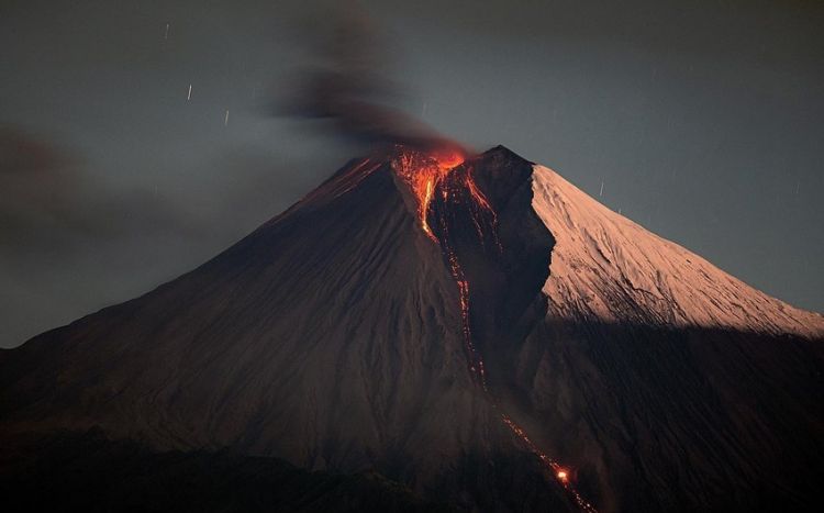 Вулкан Эбеко на Курилах выбросил пепел на высоту до 4 км
