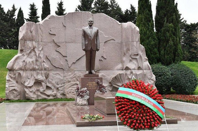 Chairman of Turkish Grand National Assembly visits tomb of national leader Heydar Aliyev