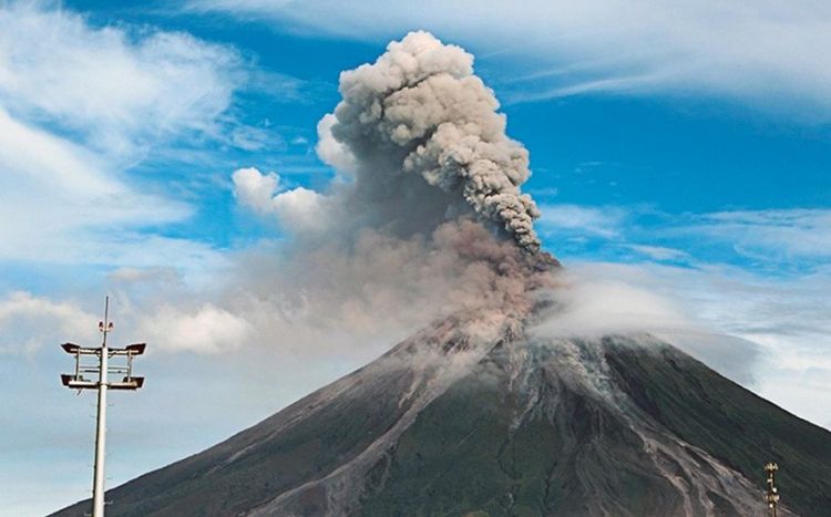 Вулкан Эбеко на Курилах выбросил пепел на высоту до 3 км