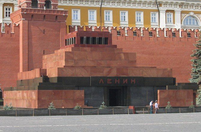 Moskvada Lenin mavzoleyini yandırmaq İSTƏDİLƏR