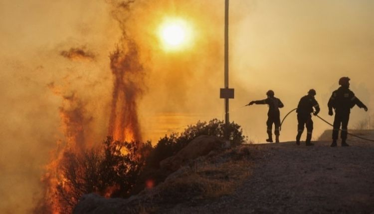 اليونان تسيطر جزئياً على حرائق الغابات