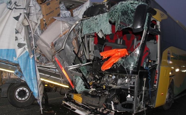 В Турции столкнулись автобус и грузовик, есть погибший и раненые