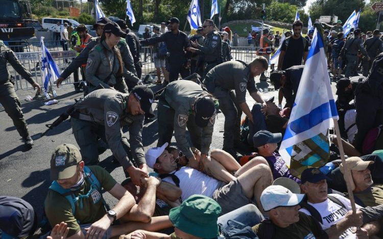 6 protesters against judicial reform detained outside Israeli parliament