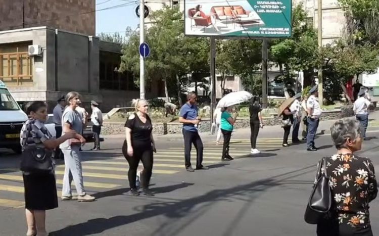 Ermənistanda aksiyaçı avtomobili polisin üzərinə sürdü