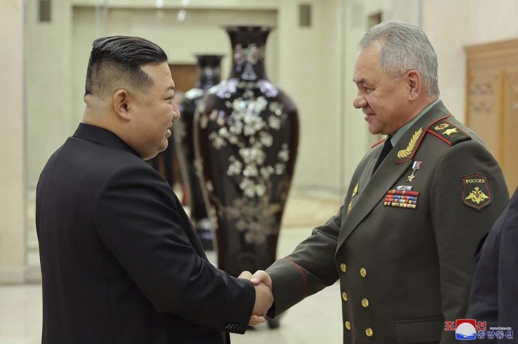 زعيم كوريا الشمالية يلتقي وزير الدفاع الروسي في بيونج يانج