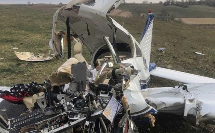 3 killed after small plane crashes into hangar at California airport