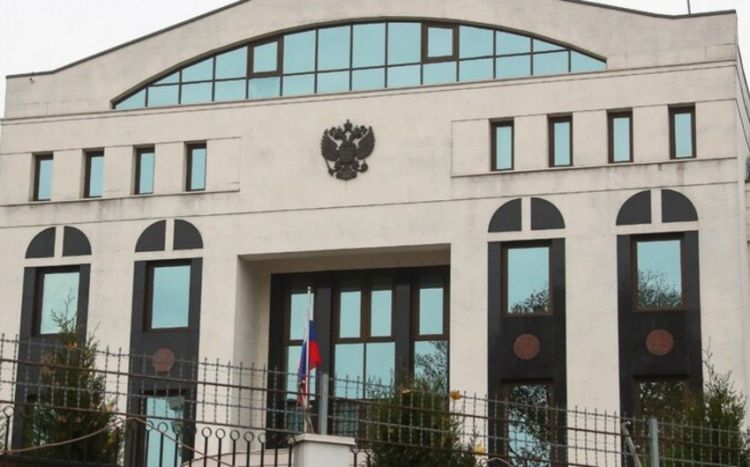 Полиция Кишинева задержала водителя, врезавшегося в ворота посольства РФ