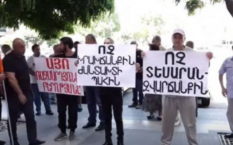 Protest held outside Armenian parliament