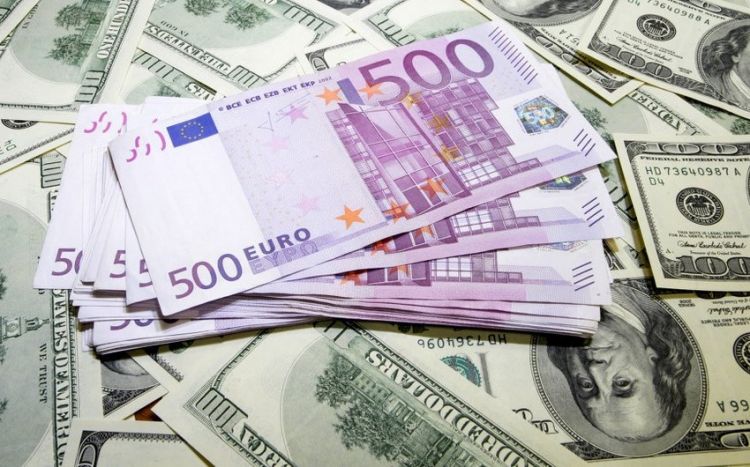 Евро подешевел к доллару перед выходом макростатистики по еврозоне