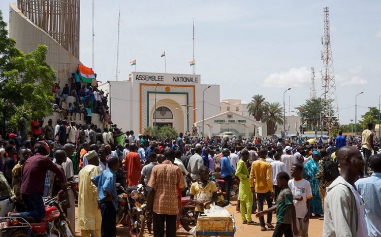 France evacuates over 1,000 people from Niger