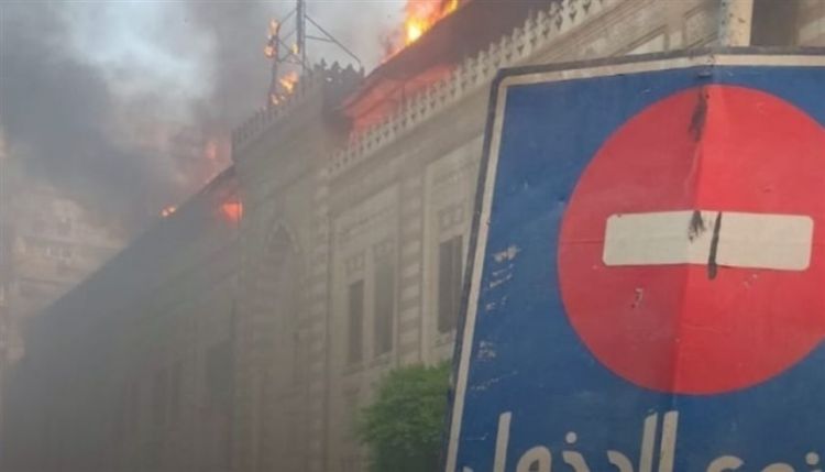 مصر.. حريق هائل في مبنى وزارة الأوقاف