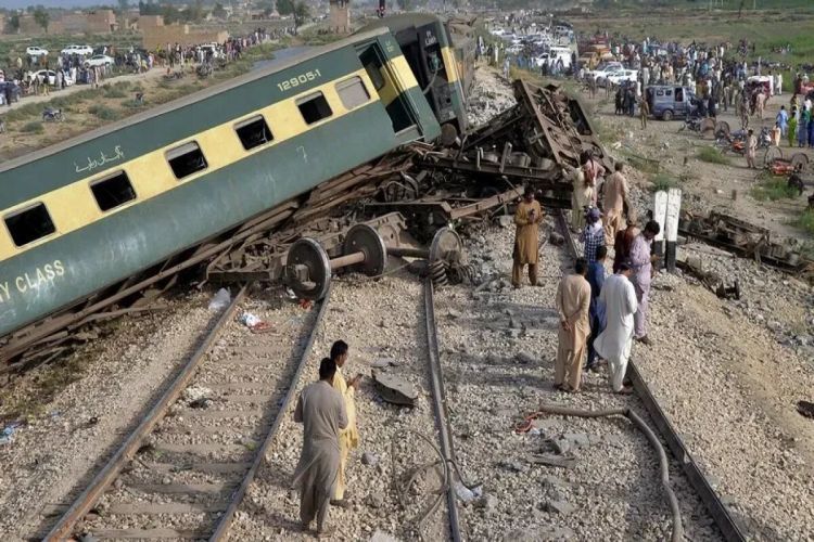 At least 30 die, 80 injured in train derailment in southeastern Pakistan