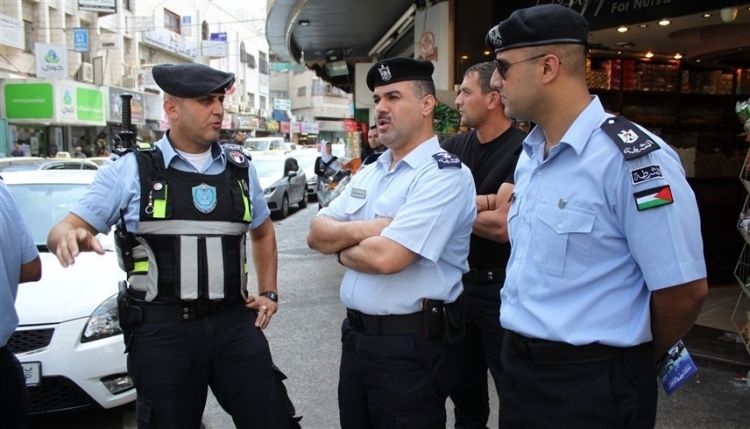 الشرطة الفلسطينية: سطو مسلح على بنك بغرب رام الله
