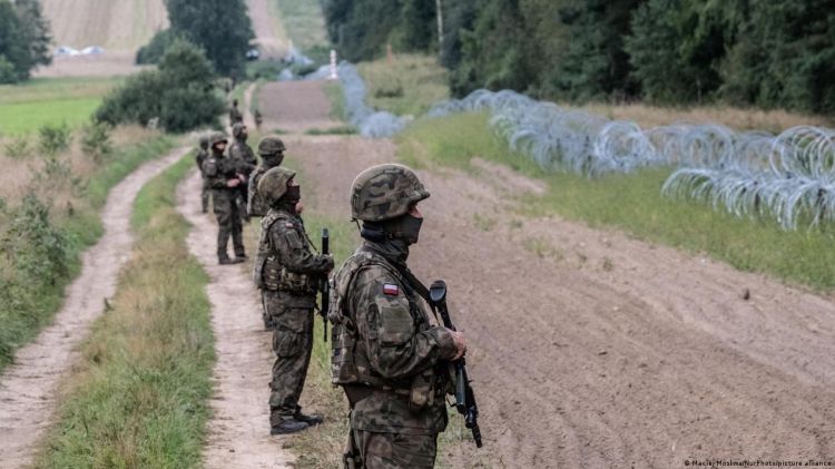 Poland sends extra troops to Belarus border