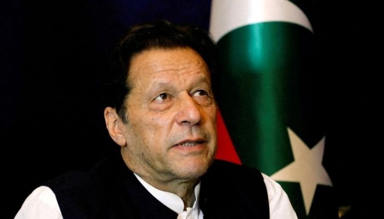 باكستان تمنع عمران خان من العمل السياسي