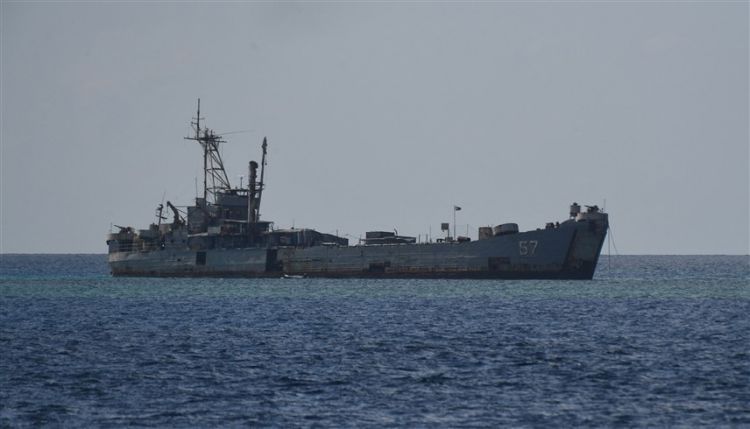 الفلبين ترفض سحب سفينتها من بحر الصين الجنوبي