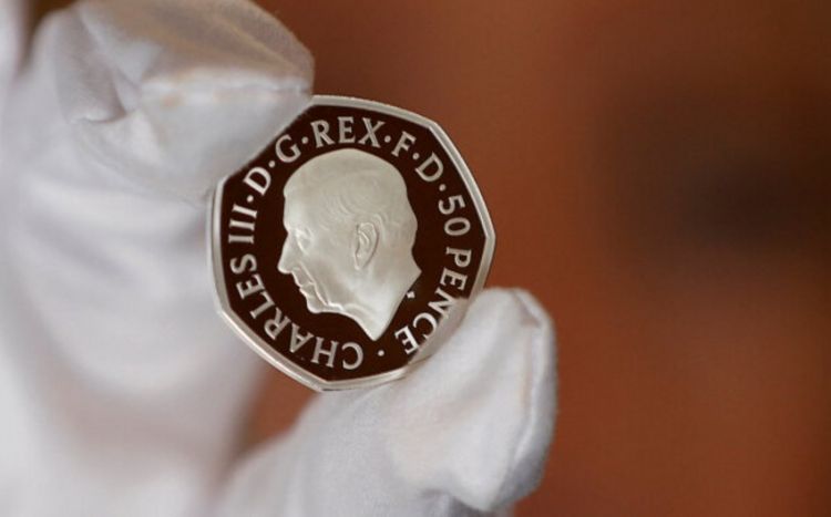 В Британии монеты в честь коронации Карла III поступят в обращение до конца недели