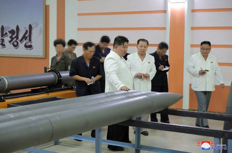 زعيم كوريا الشمالية يزور مصانع لإنتاج الصواريخ التكتيكية