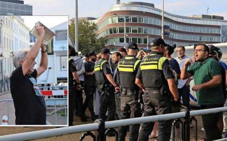 Активист порвал Коран перед посольством Турции в Гааге