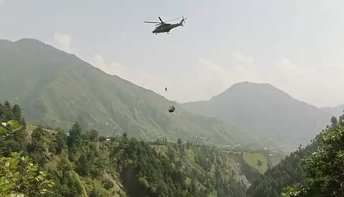 Pakistan: Children trapped mid-air in broken cable car