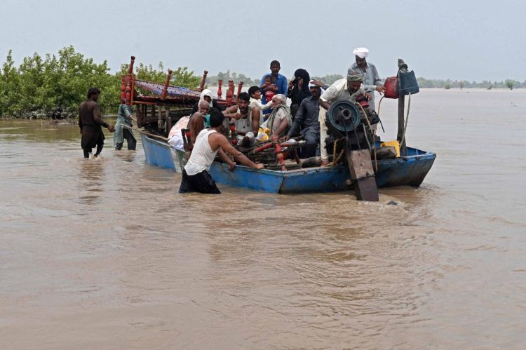 إجلاء نحو 100 ألف شخص بعد فيضانات في شرق باكستان