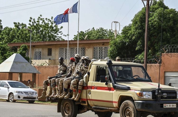 أوراق الشجرة الفرنسية تتساقط تباعا في النيجر