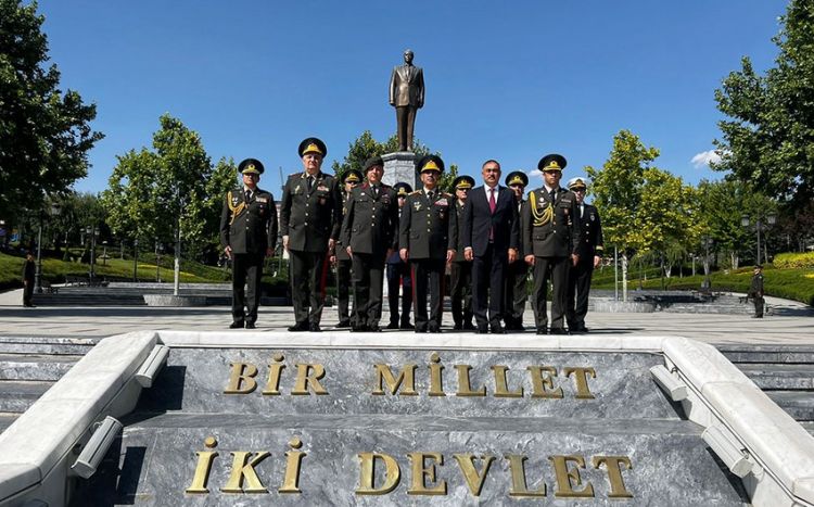 Azerbaijani Defense Minister visits Heydar Aliyev Park in Ankara