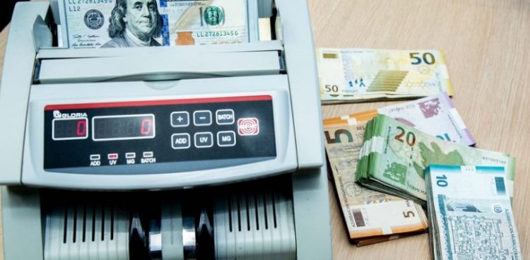 Продажи на валютных аукционах в Азербайджане сократились на 32%