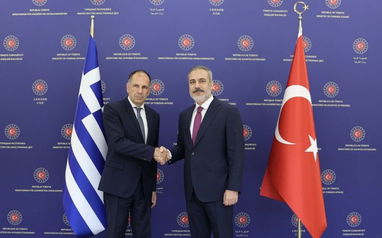 Глава МИД Турции встретился со своим греческим коллегой